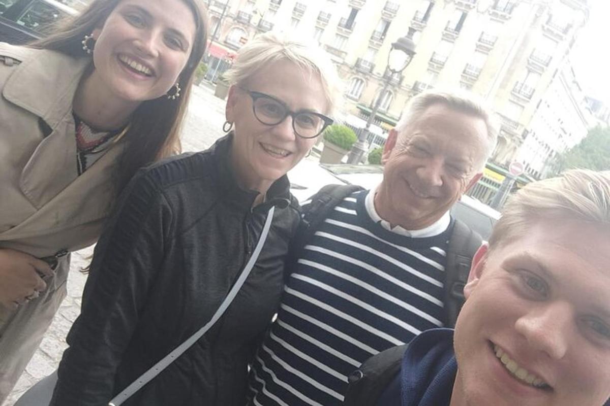 skupina treh ljudi, ki pozirajo za sliko
