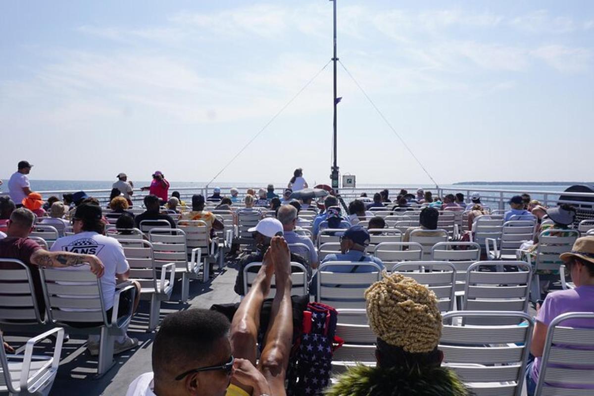 množica ljudi, ki sedijo na stolih na plaži
