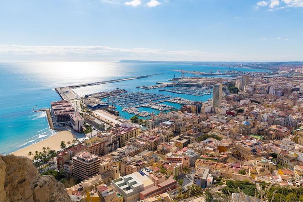 uma vista aérea de uma cidade e do oceano