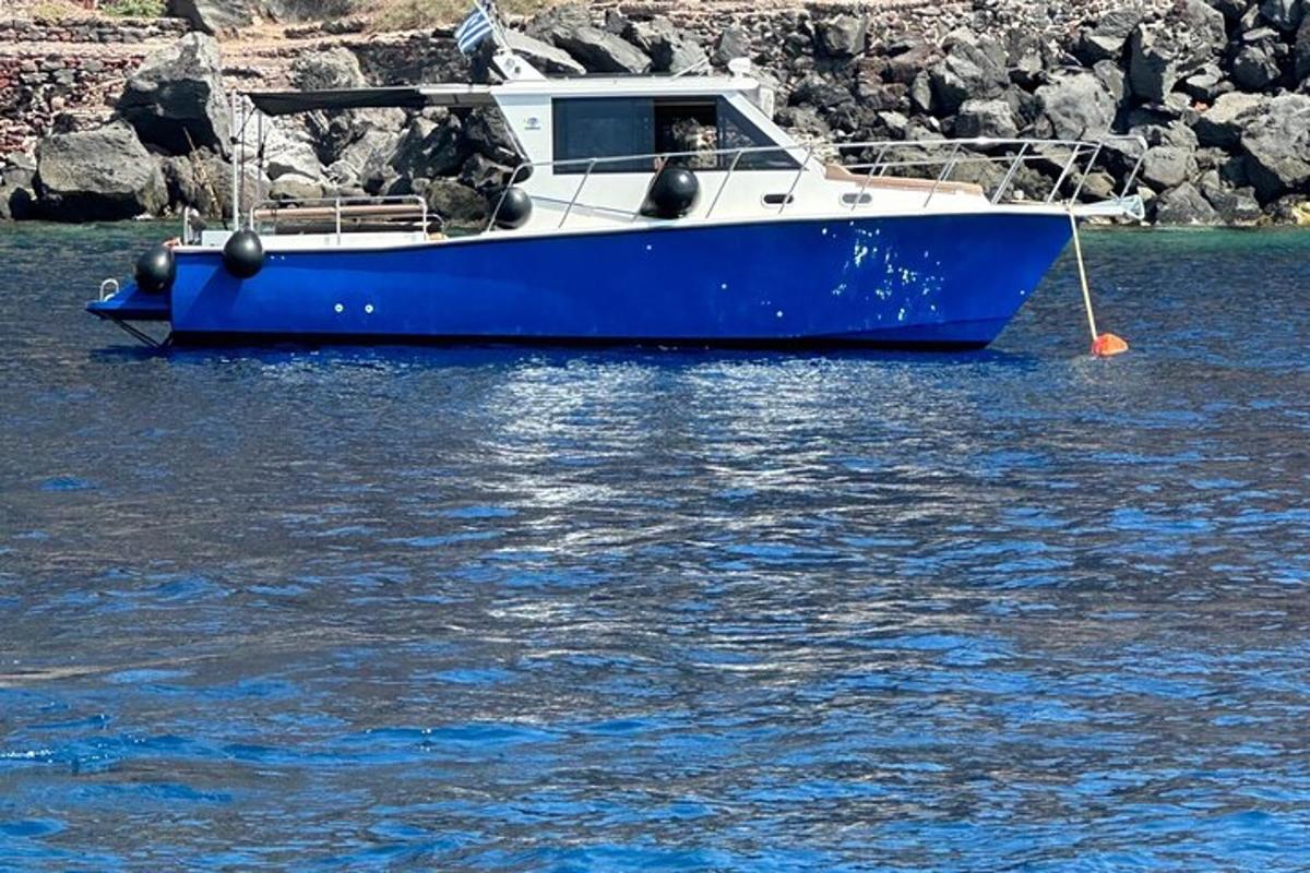 una barca blu e bianca seduta nell'acqua