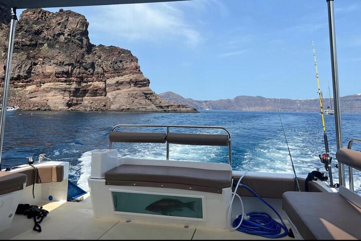 una barca in acqua con una montagna sullo sfondo