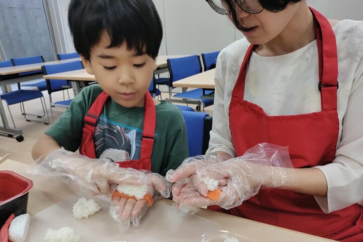 一名妇女和一名儿童用塑料袋准备食物