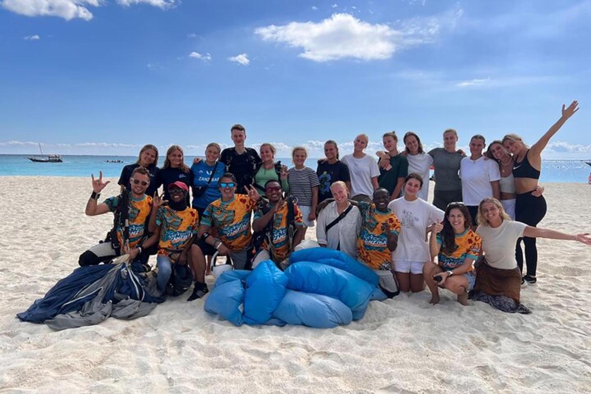 sekumpulan orang bergambar di pantai