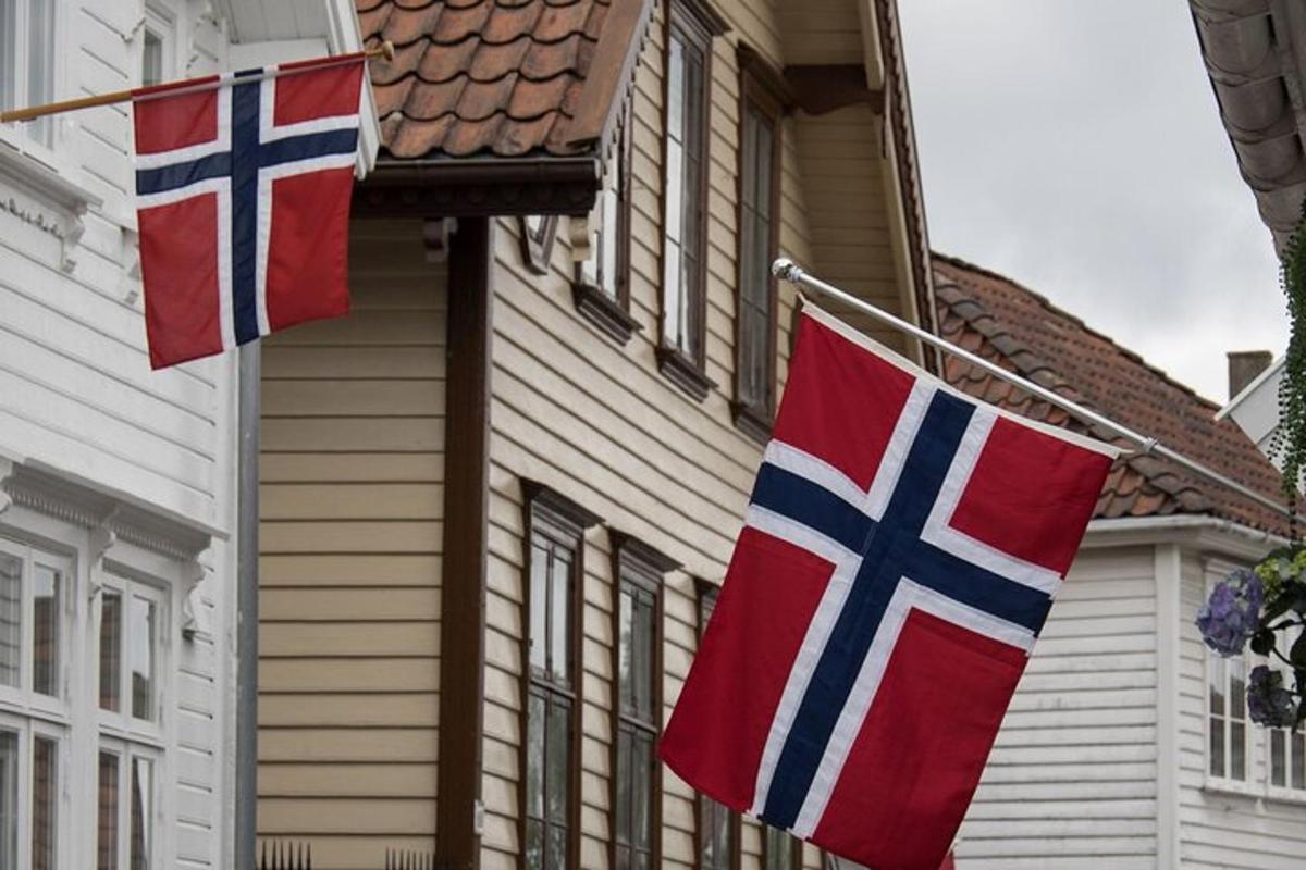 Kaks Norra lippu rippuvad maja ees