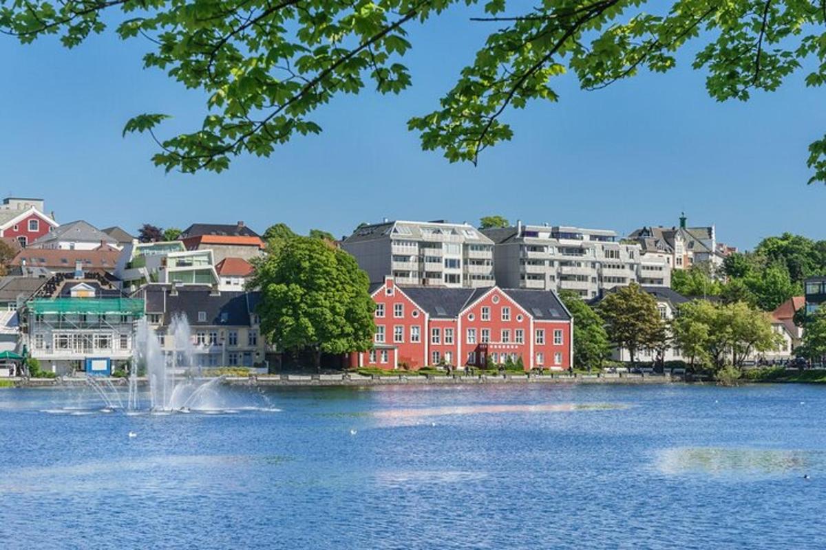 una città con una fontana in mezzo a un lago