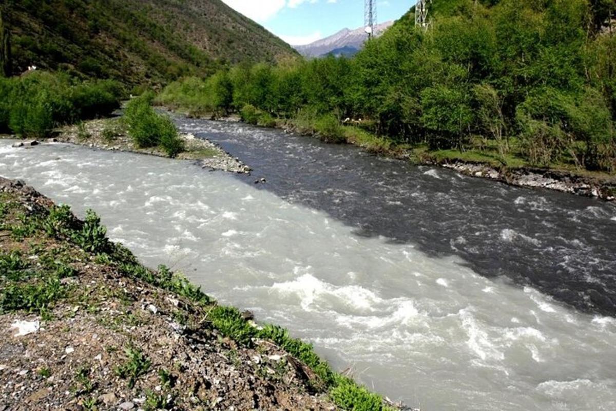 un fiume con rapide sul fianco di una montagna
