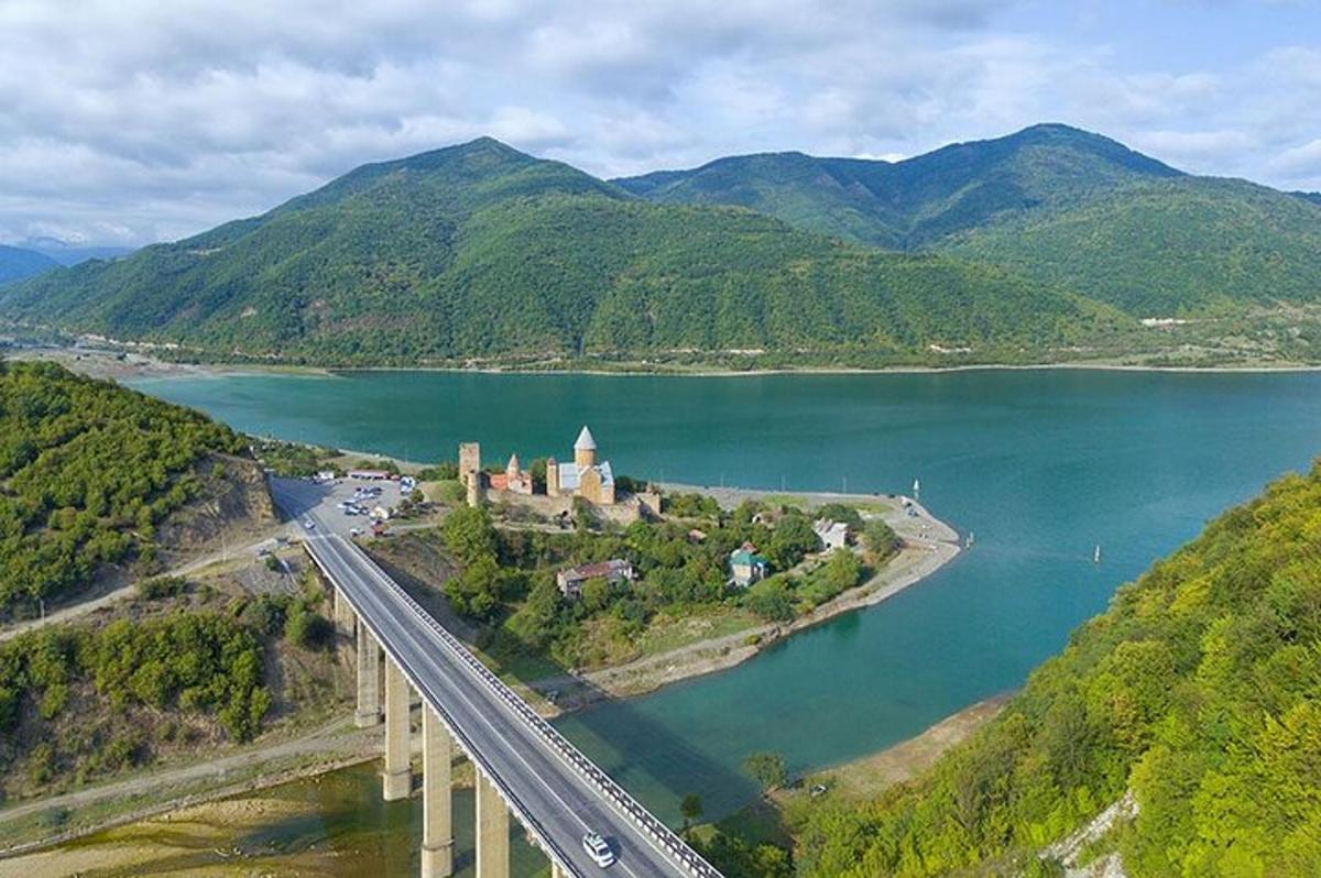 una vista aerea di un ponte sopra uno specchio d'acqua
