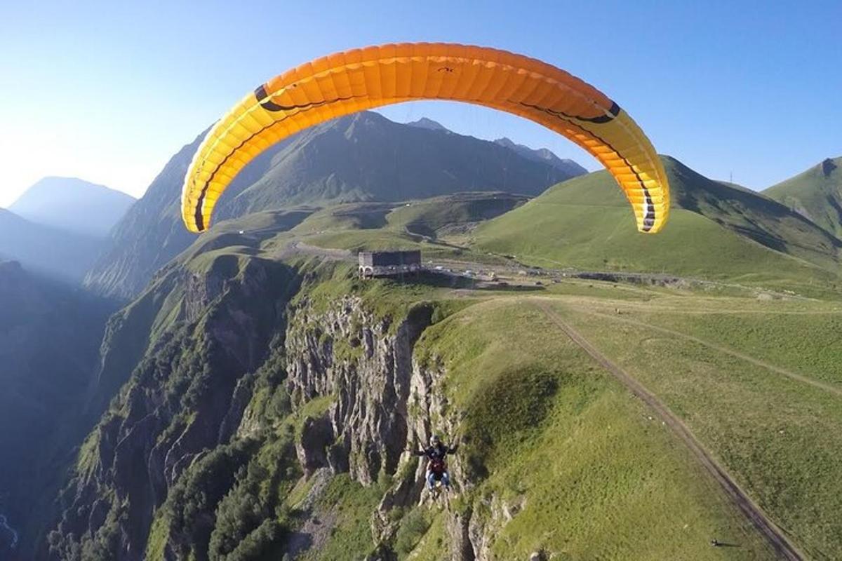 un paracadute giallo sta volando sopra una montagna
