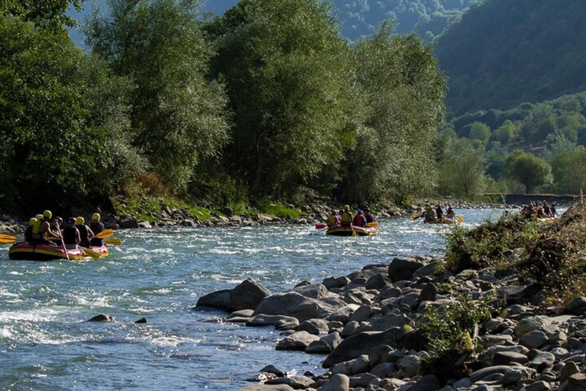 un gruppo di persone che fanno rafting lungo un fiume