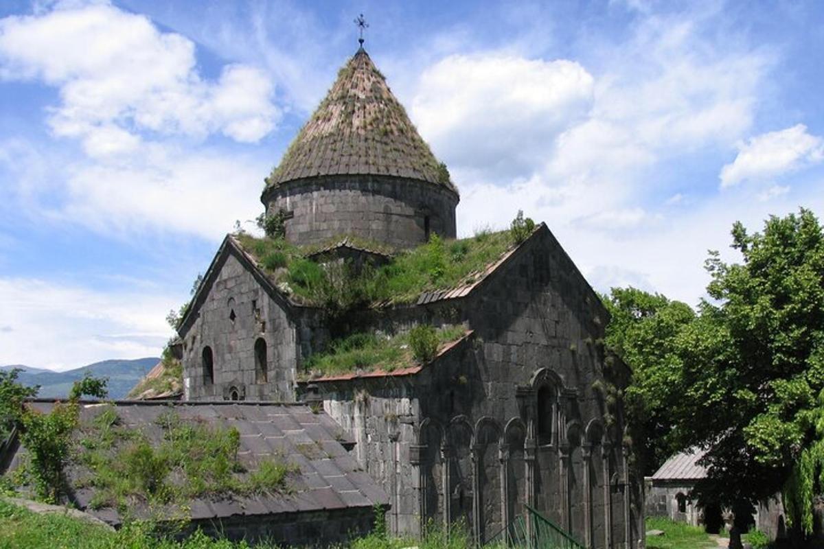 starý kostel s věží na vrcholu