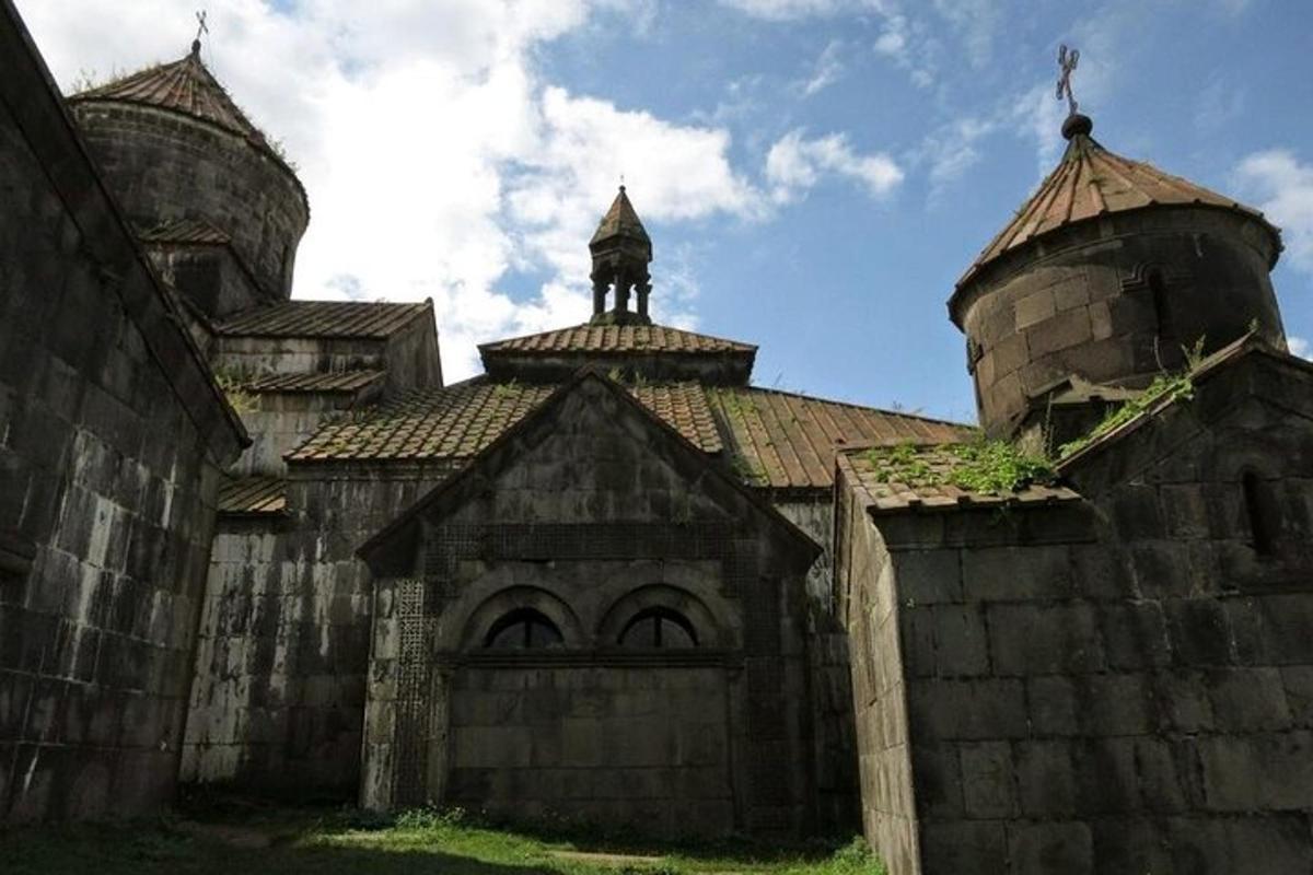 stará budova se sochou na vrcholu