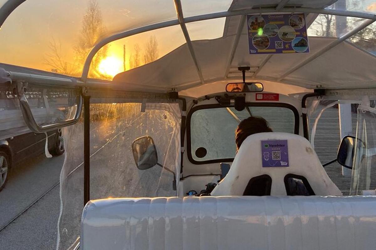 un uomo alla guida di un golf cart sulla strada