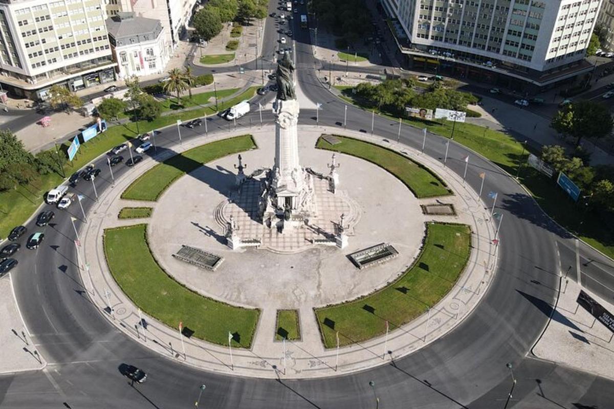 una vista aerea di una fontana in una città