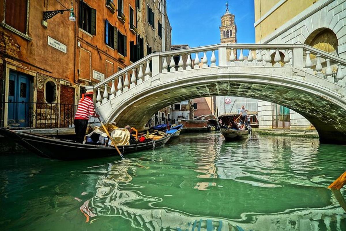 jembatan di atas kanal dengan gondola di dalam air