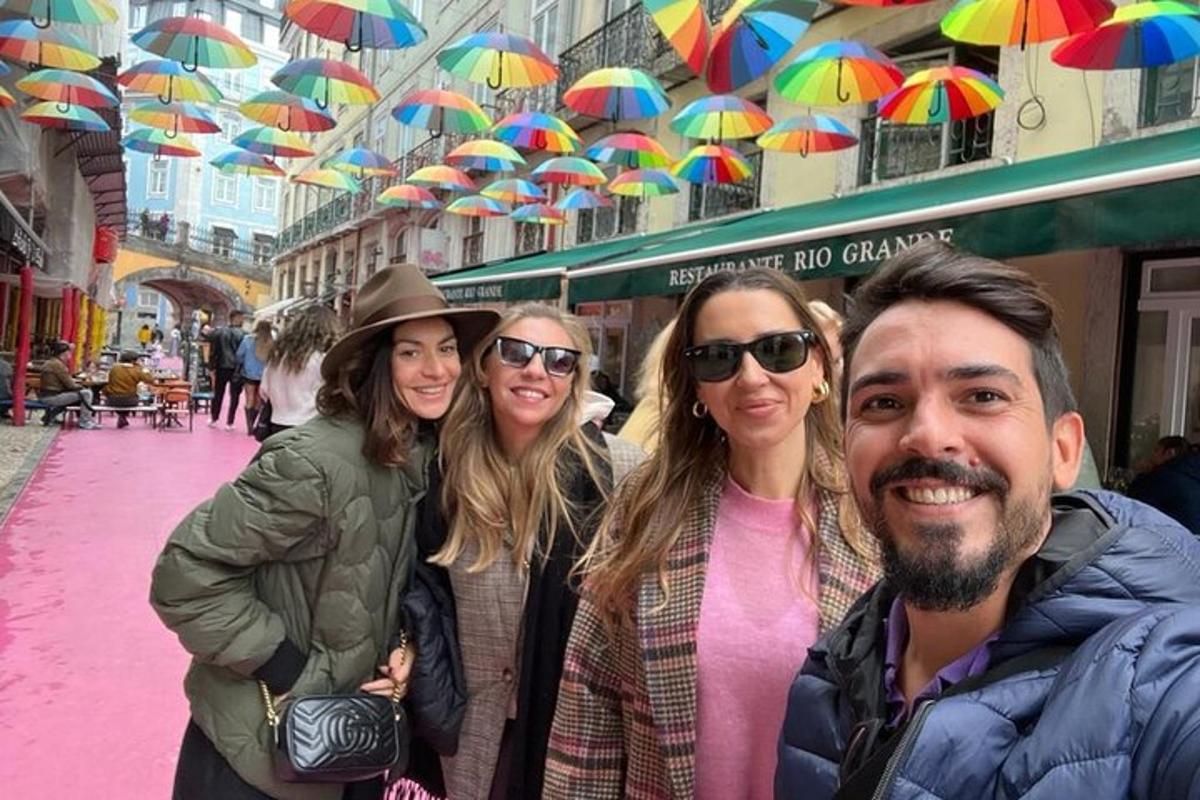 eine Gruppe von Menschen, die auf einer Straße für ein Foto posieren