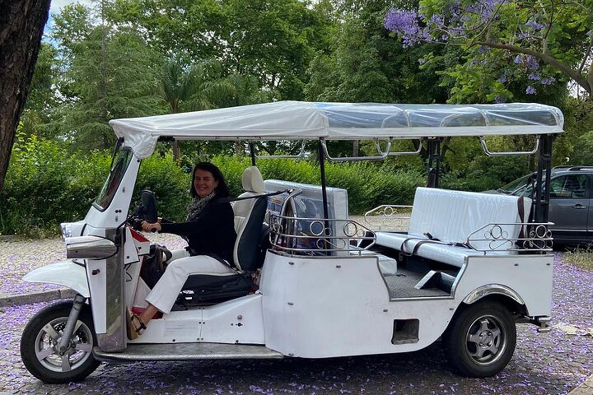 eine Frau, die hinten in einem Golfwagen sitzt