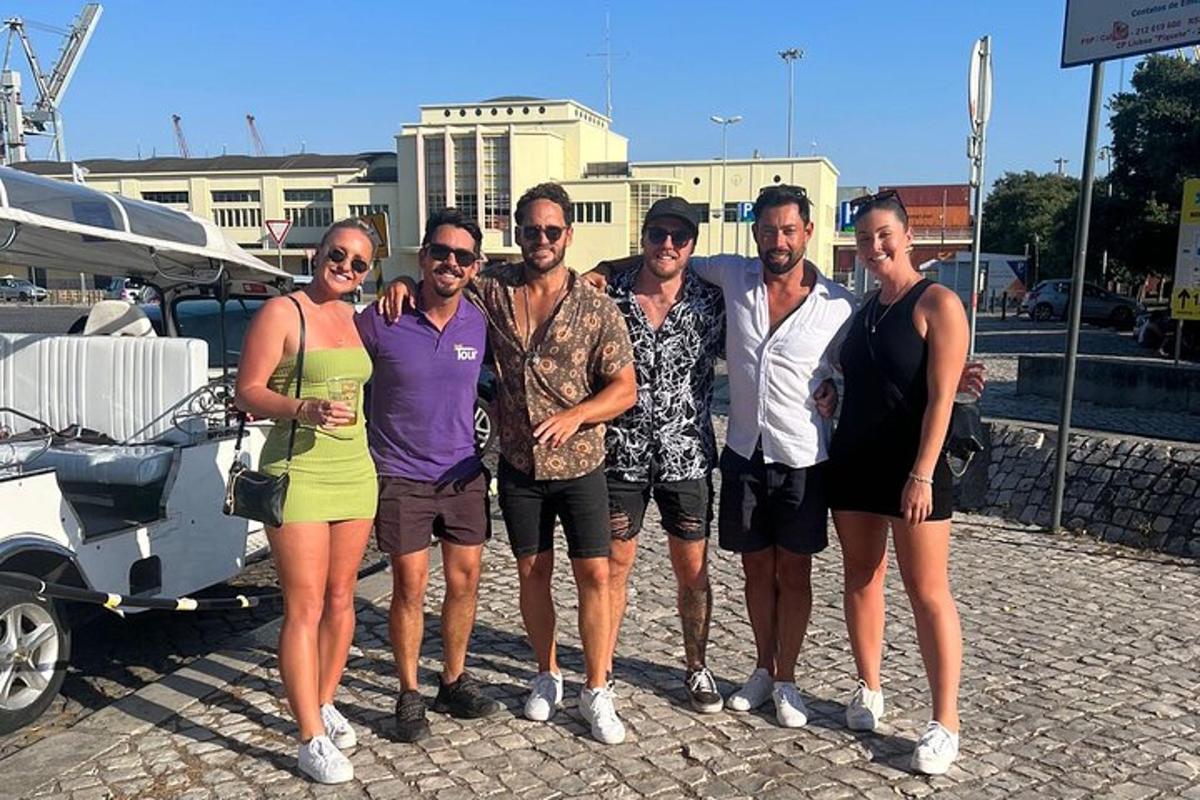 skupina ljudi, ki pozirajo za sliko