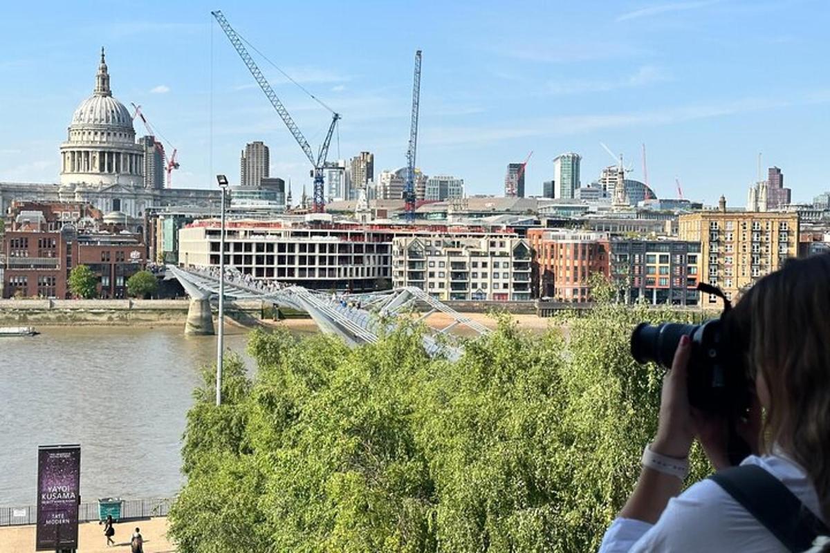 ženska fotografira most s fotoaparatom