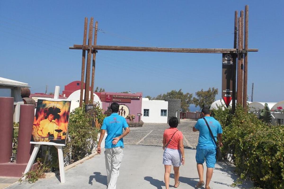 un grup de persones caminant per un arc de fusta