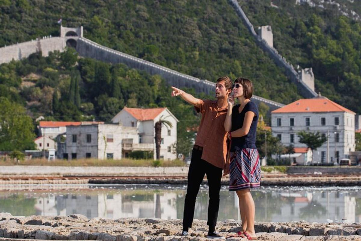 Ένας άντρας και μια γυναίκα στέκονται στην παραλία με βασθρίτιδα