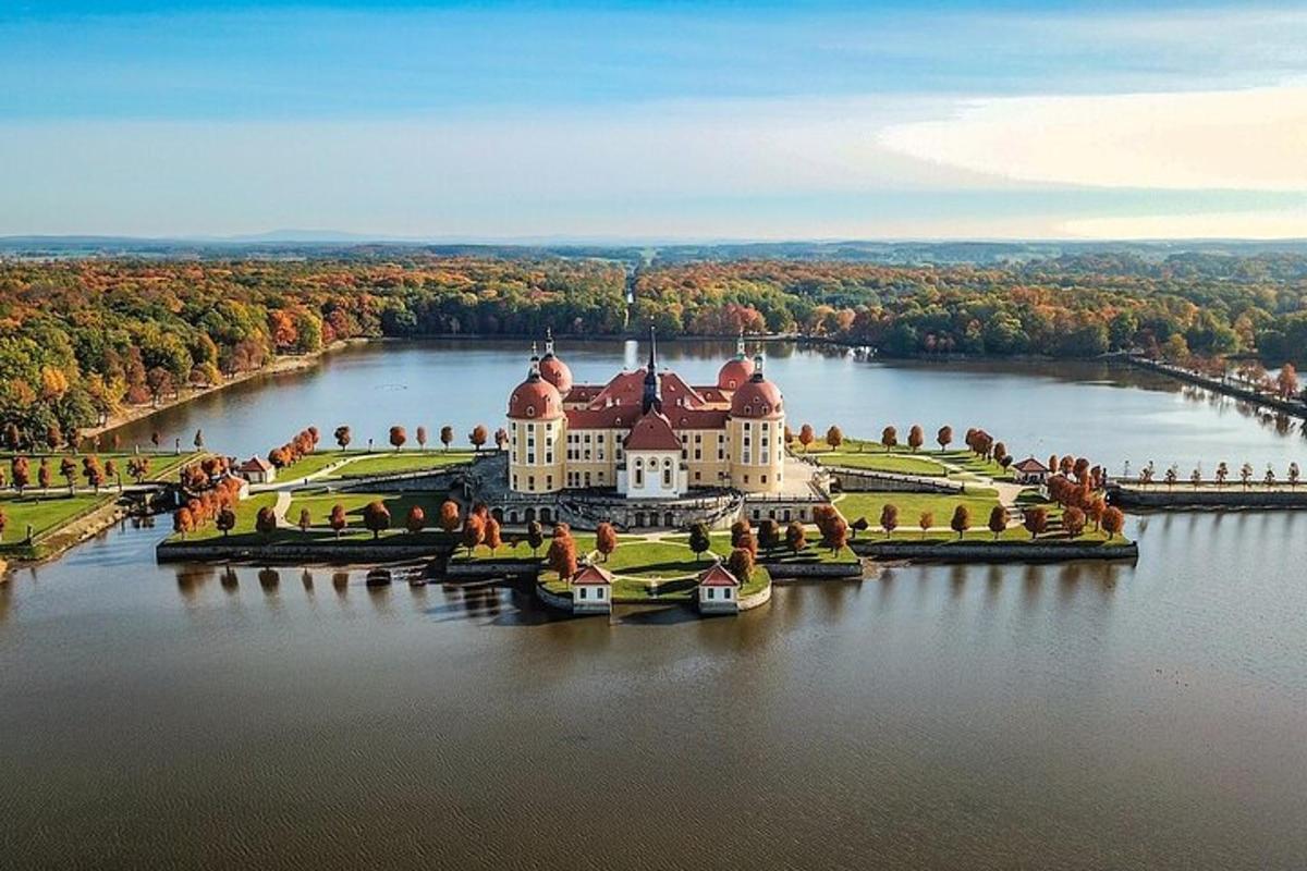 un'isola con un castello in mezzo a un lago