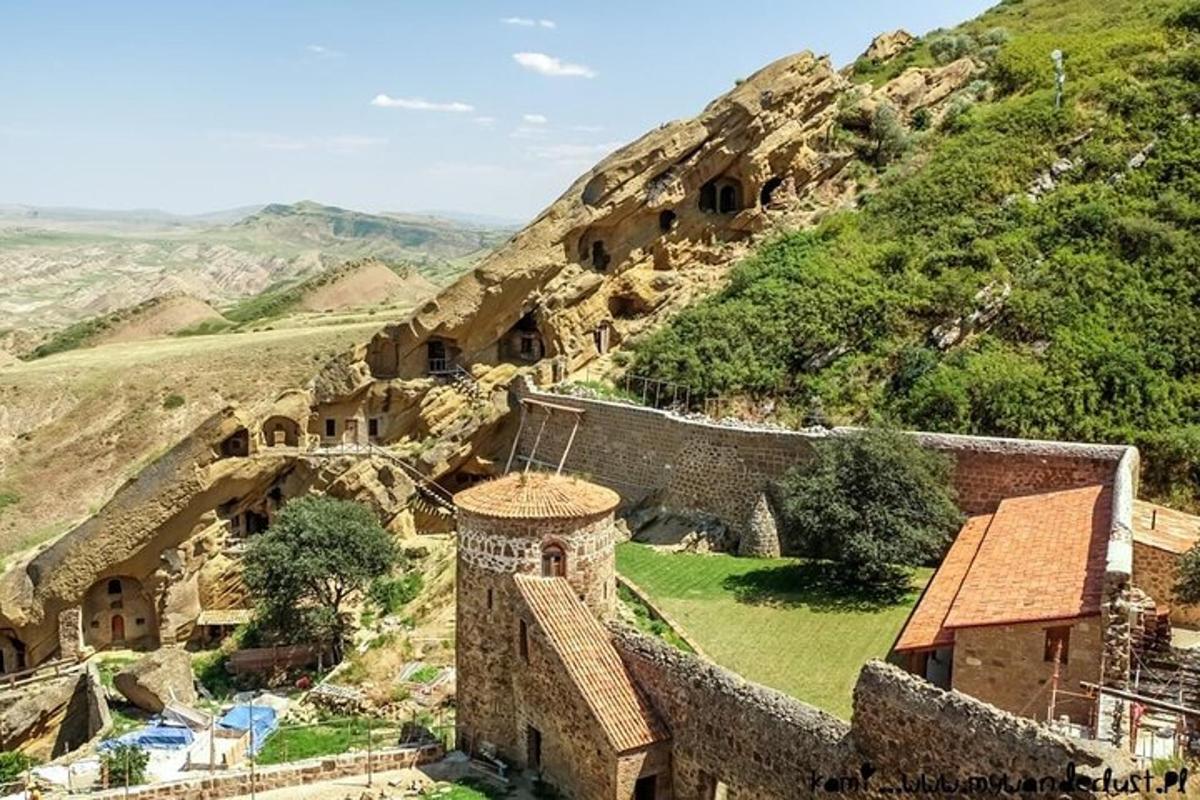 ένα σύμπλεγμα κτιρίων σε ένα βουνό