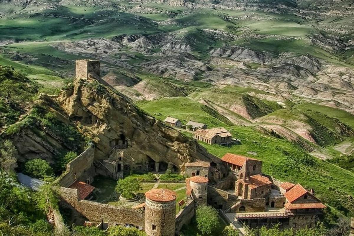un vecchio edificio sul fianco di una montagna