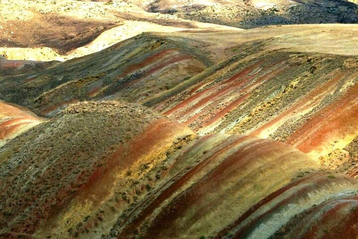 un dipinto di un dipinto di una montagna