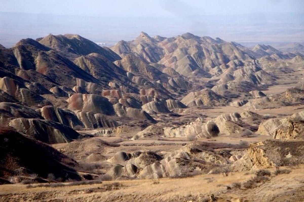 una vista aerea di un deserto con rocce e montagne