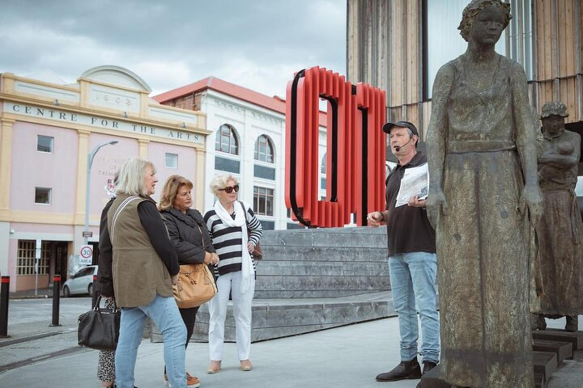 hópur fólks sem stendur fyrir framan styttu