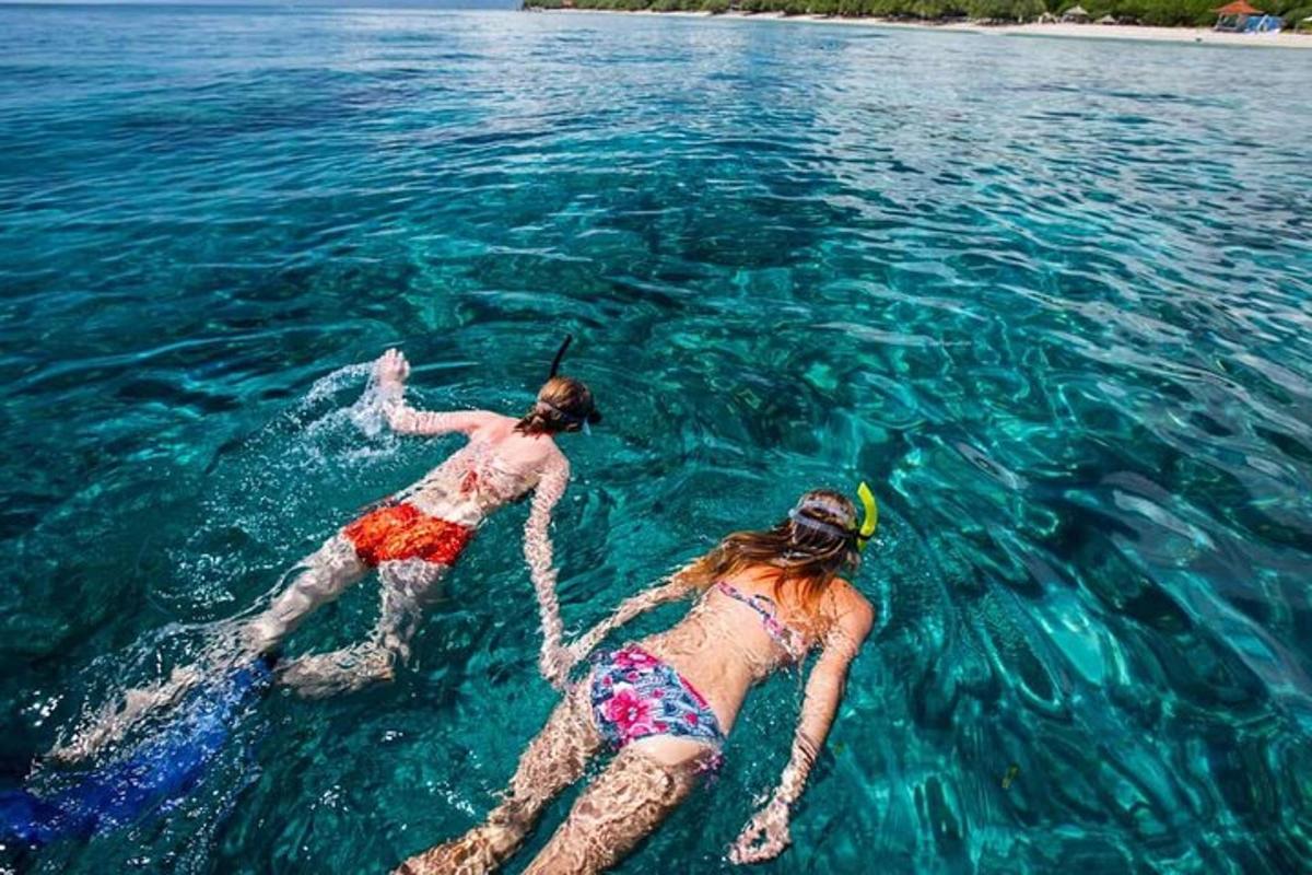 hai cô gái đang chơi đùa dưới nước ở đại dương