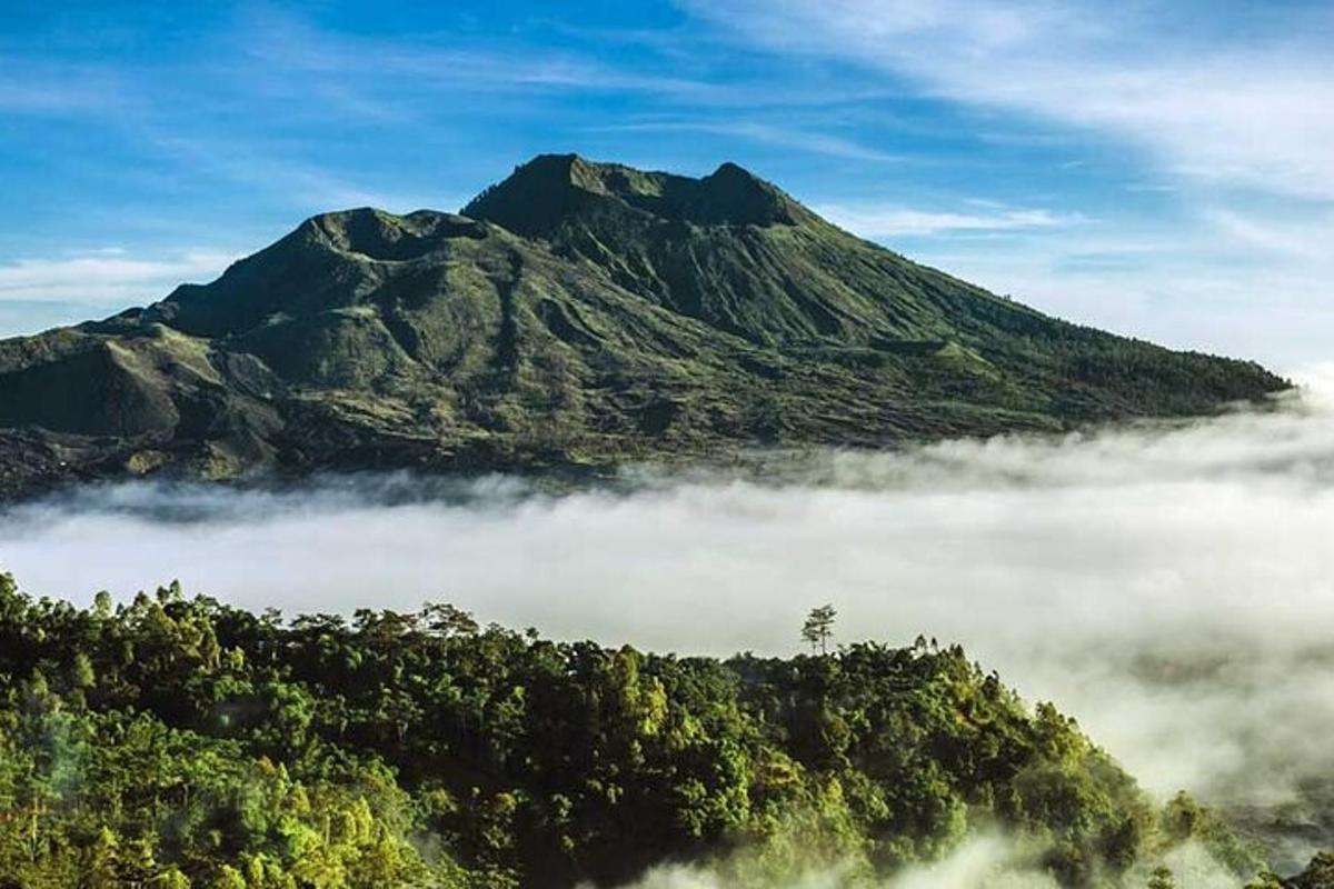 una montaña en medio de un campo de nubes