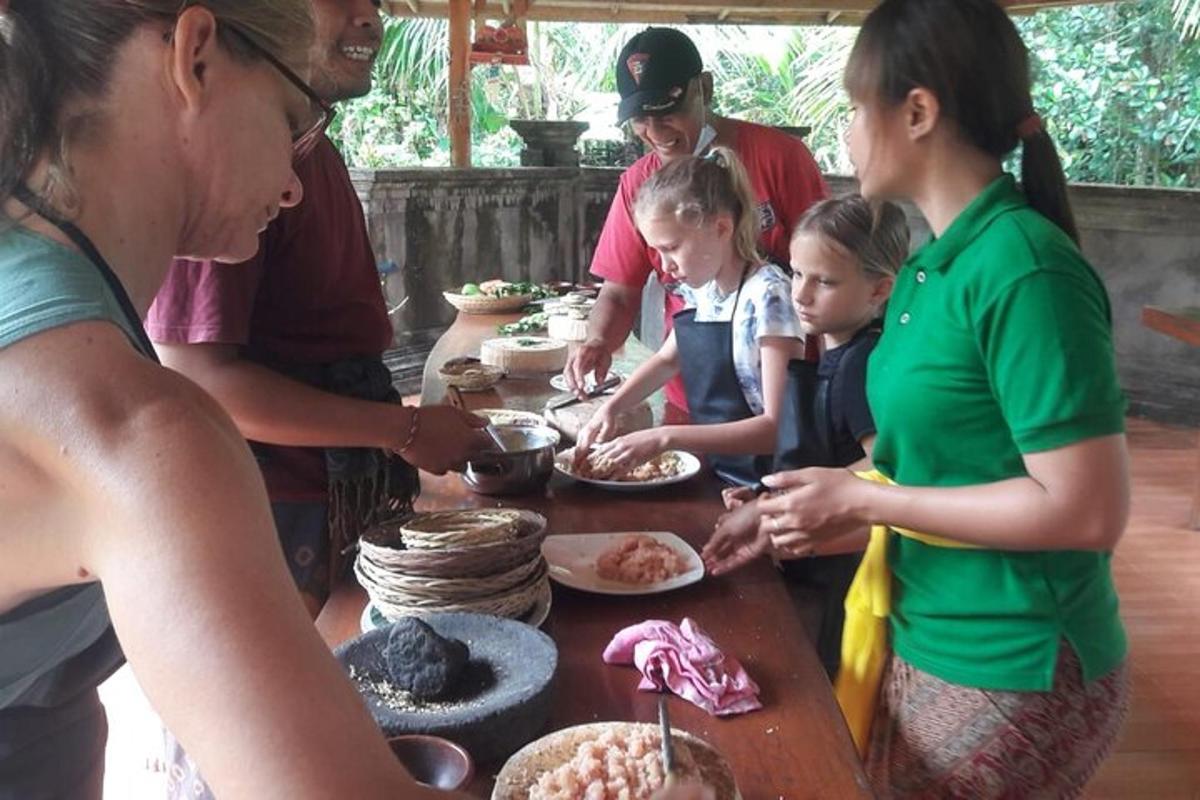 Un grupo de personas de pie alrededor de una mesa con comida.