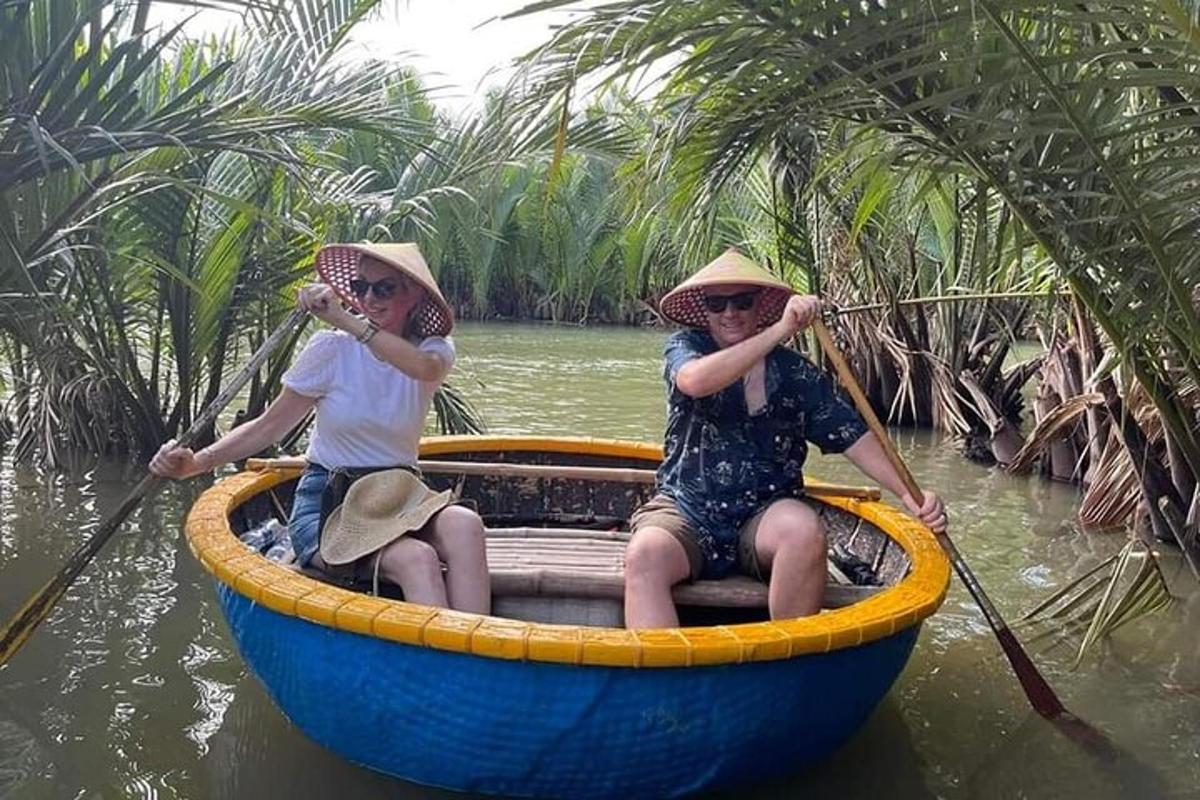 dua wanita sedang mendayung perahu di dalam air