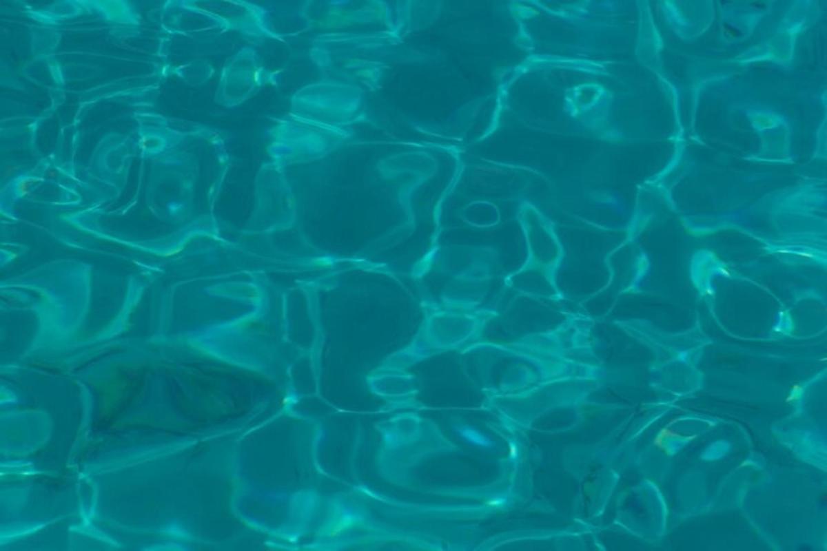 青い水のプールのクローズアップ