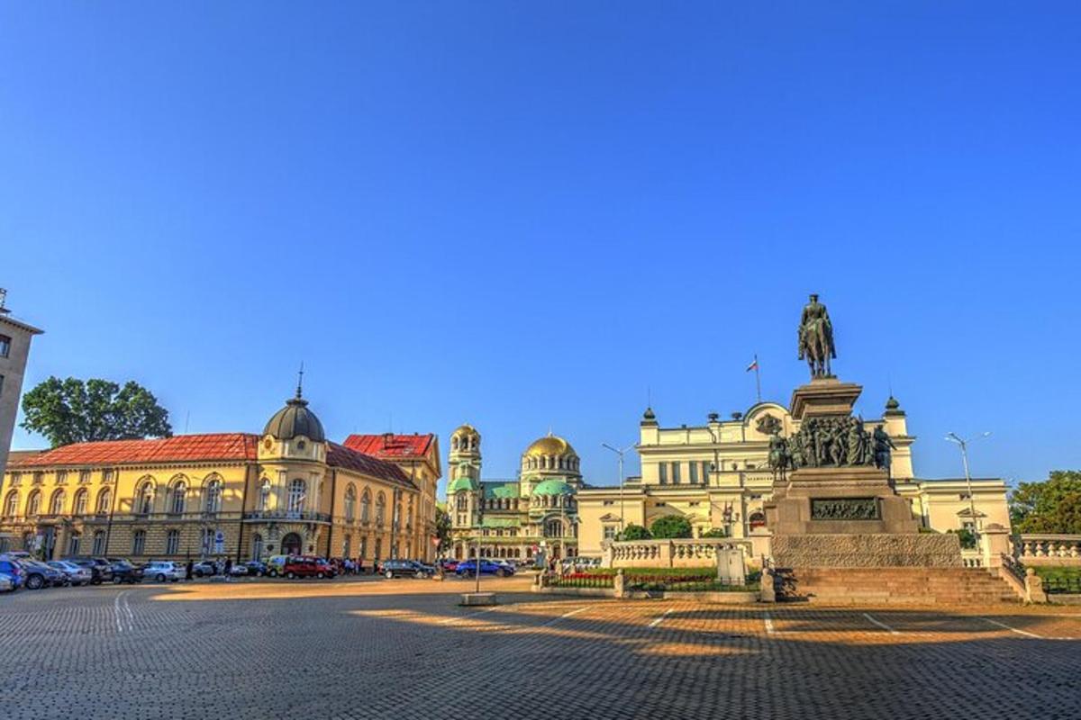 budova se sochou uprostřed ulice