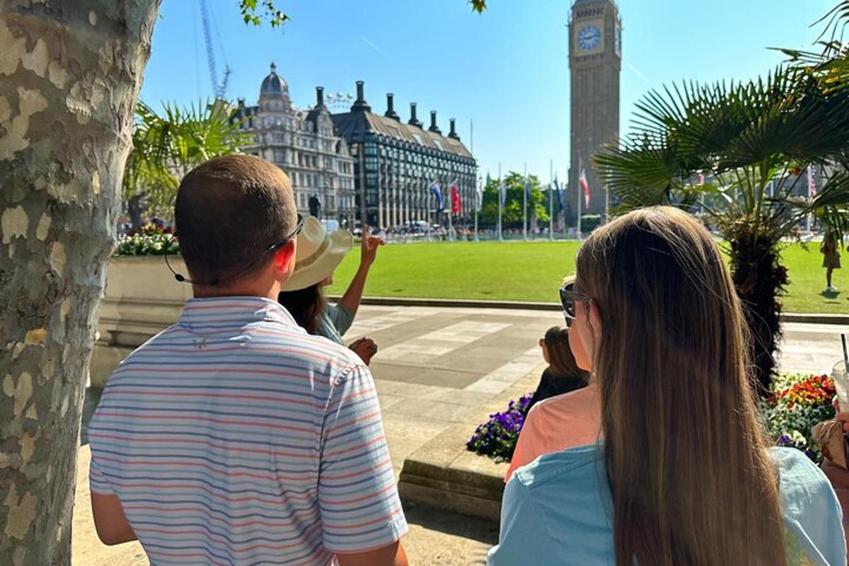 Un grupo de personas mirando una torre de reloj