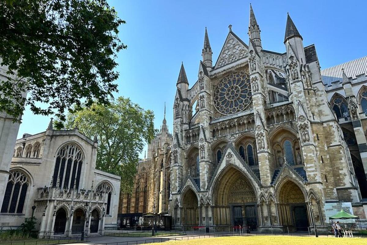Una gran catedral con un gran edificio de piedra