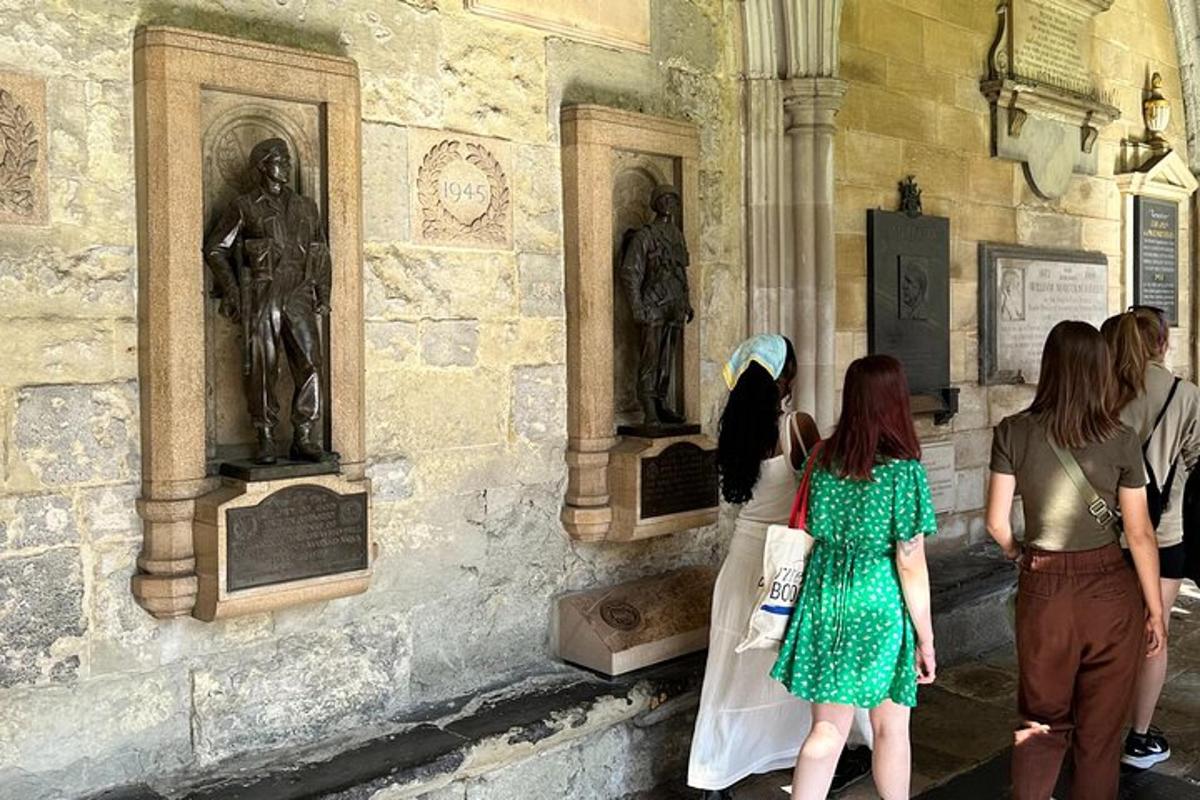 Un grupo de personas mirando estatuas en un edificio.