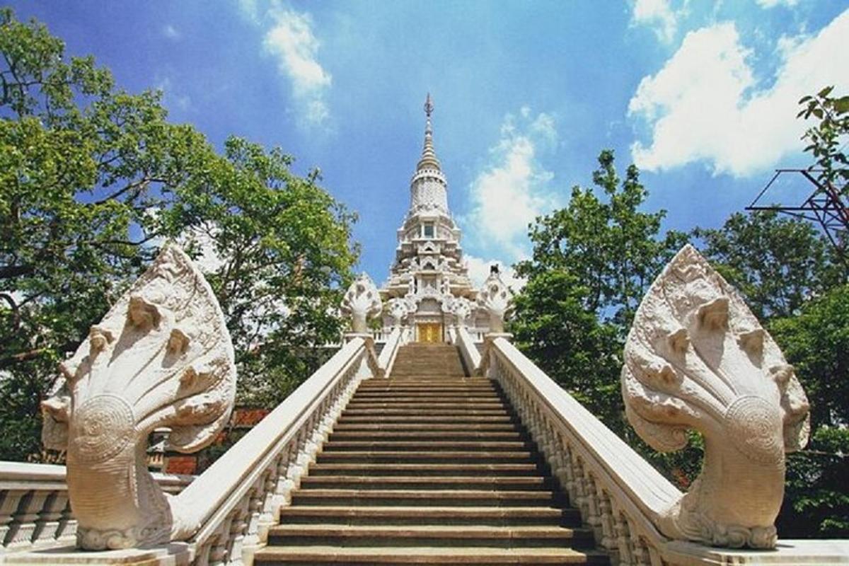 egy lépcső vezet fel egy fehér templomba