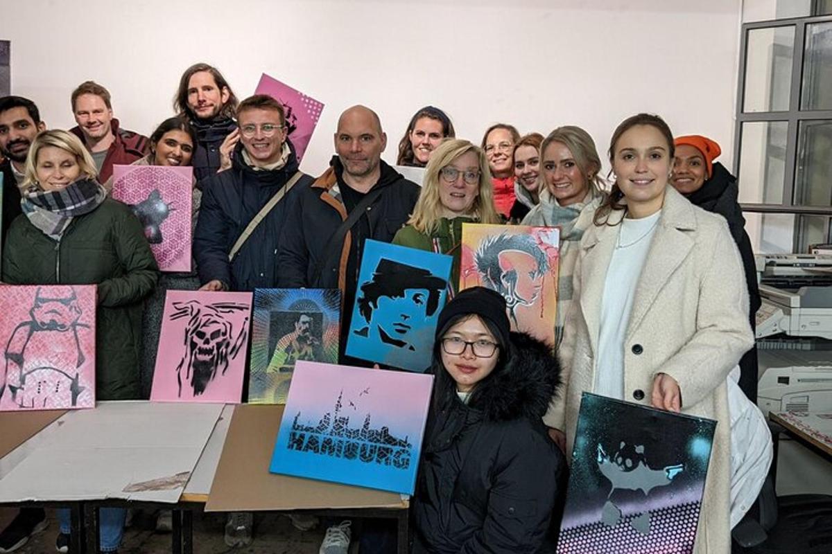 egy csoport ember pózol egy képhez a könyveikkel