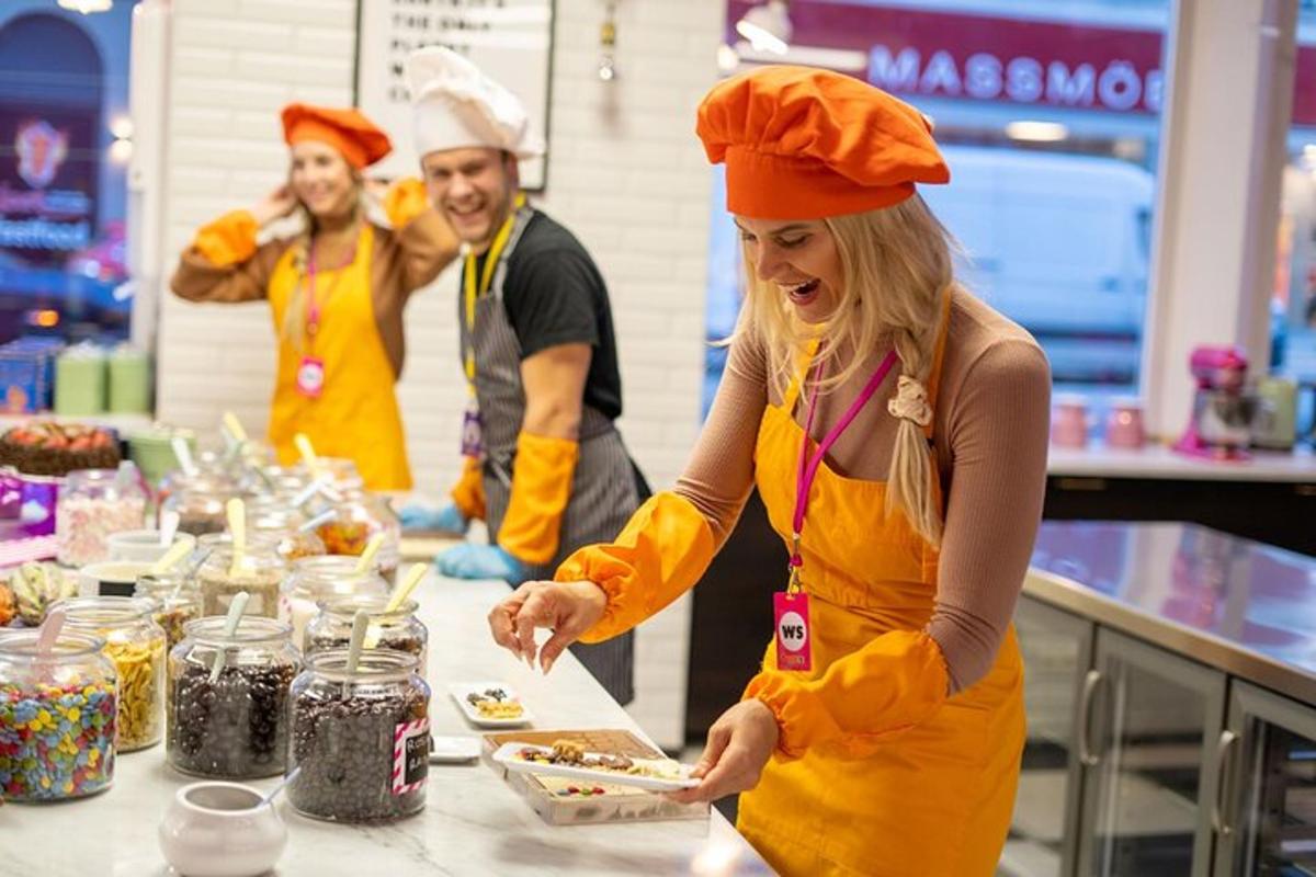 een groep mensen in een keuken die eten bereidt