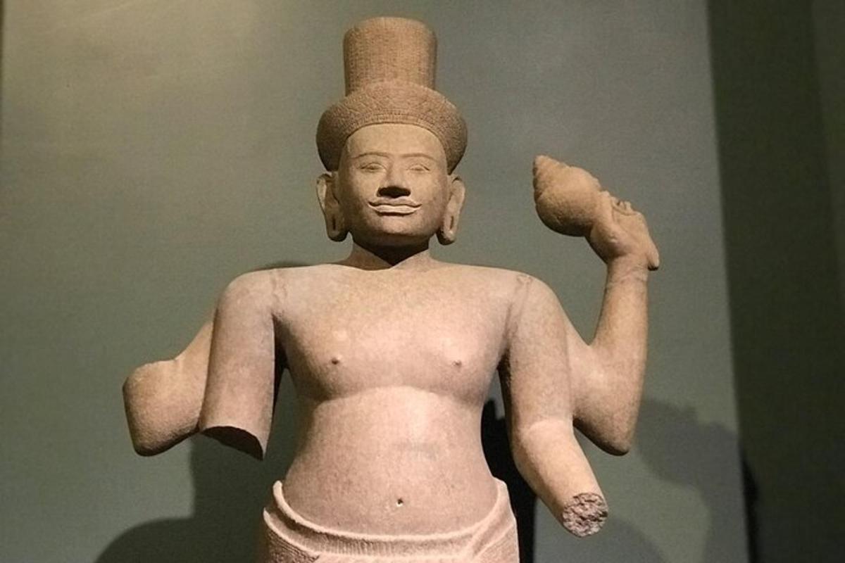 stytta af manni með hatt á höfðinu