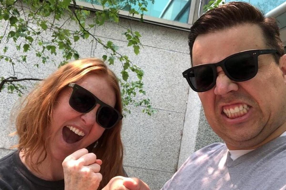 un homme et une femme portent des lunettes de soleil