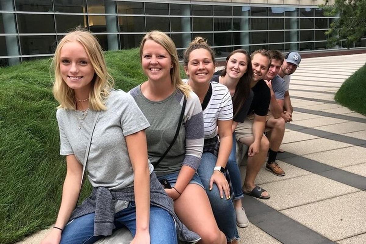 grupp inimesi, kes istuvad hoone trepil