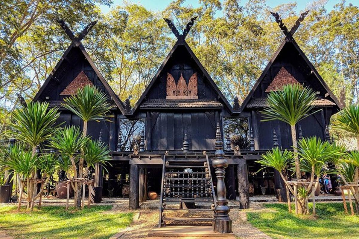 một căn nhà gỗ có cây cọ ở phía trước