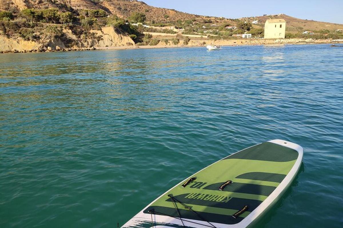 zelenobílý paddleboard ve vodě