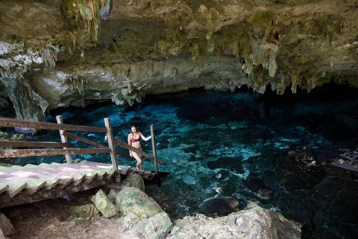 Una mujer sentada en una barandilla en una cueva