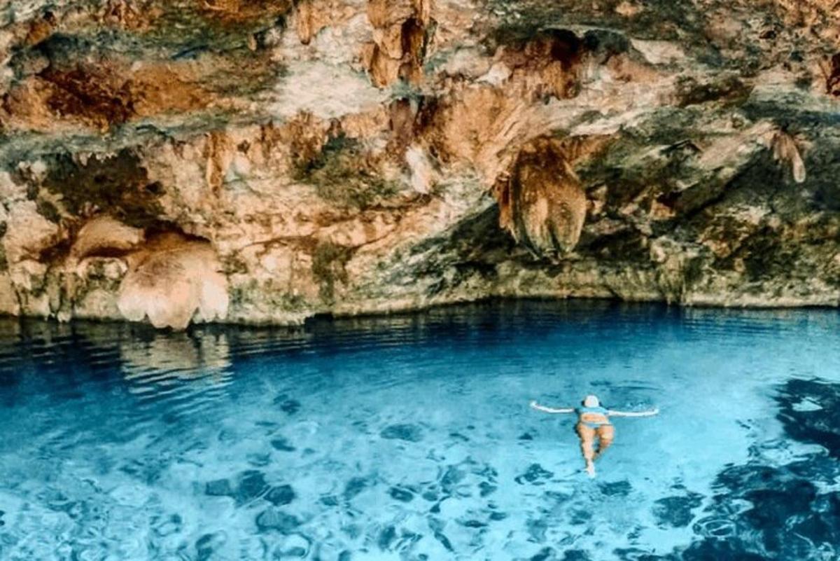 una persona nadando en una cueva en el agua