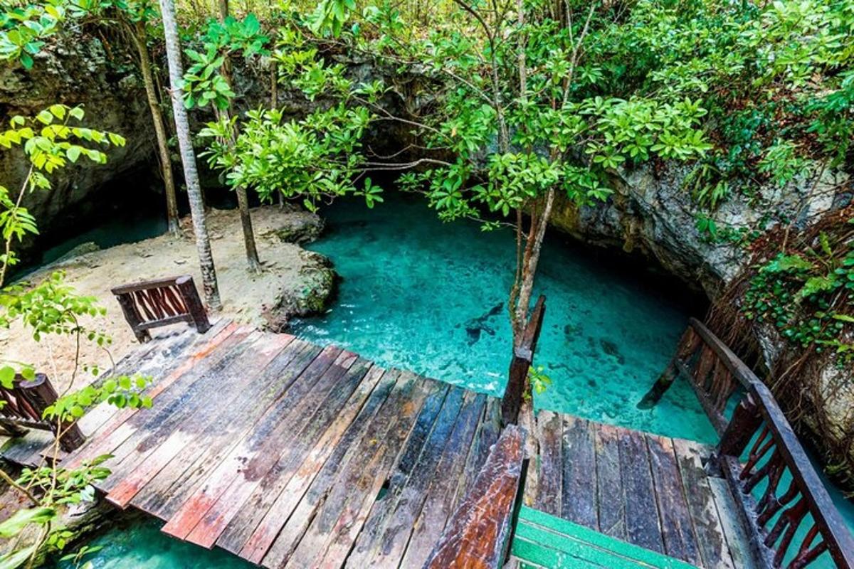 un puente de madera sobre un estanque de agua azul